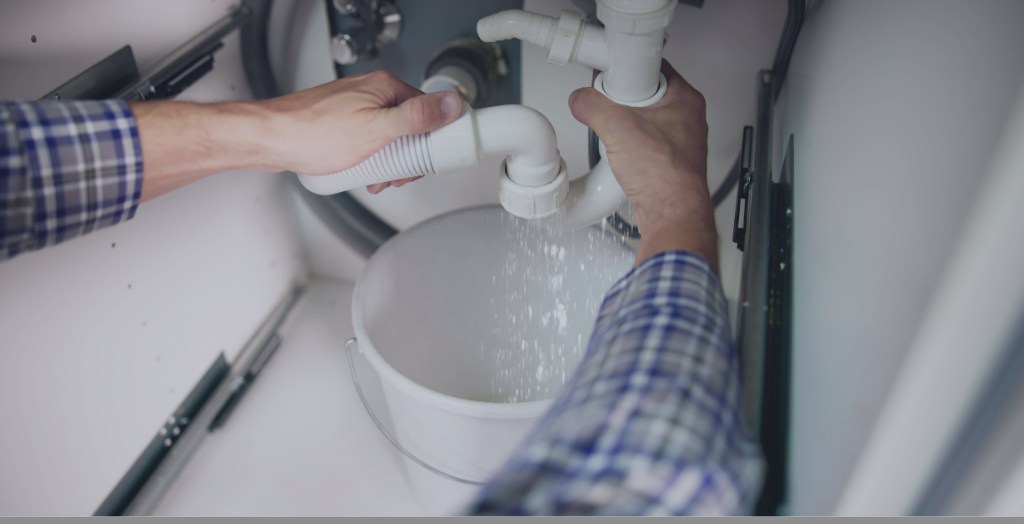 Small leak mold problem – ceiling moisture damage in apartment caused by hidden plumbing issue