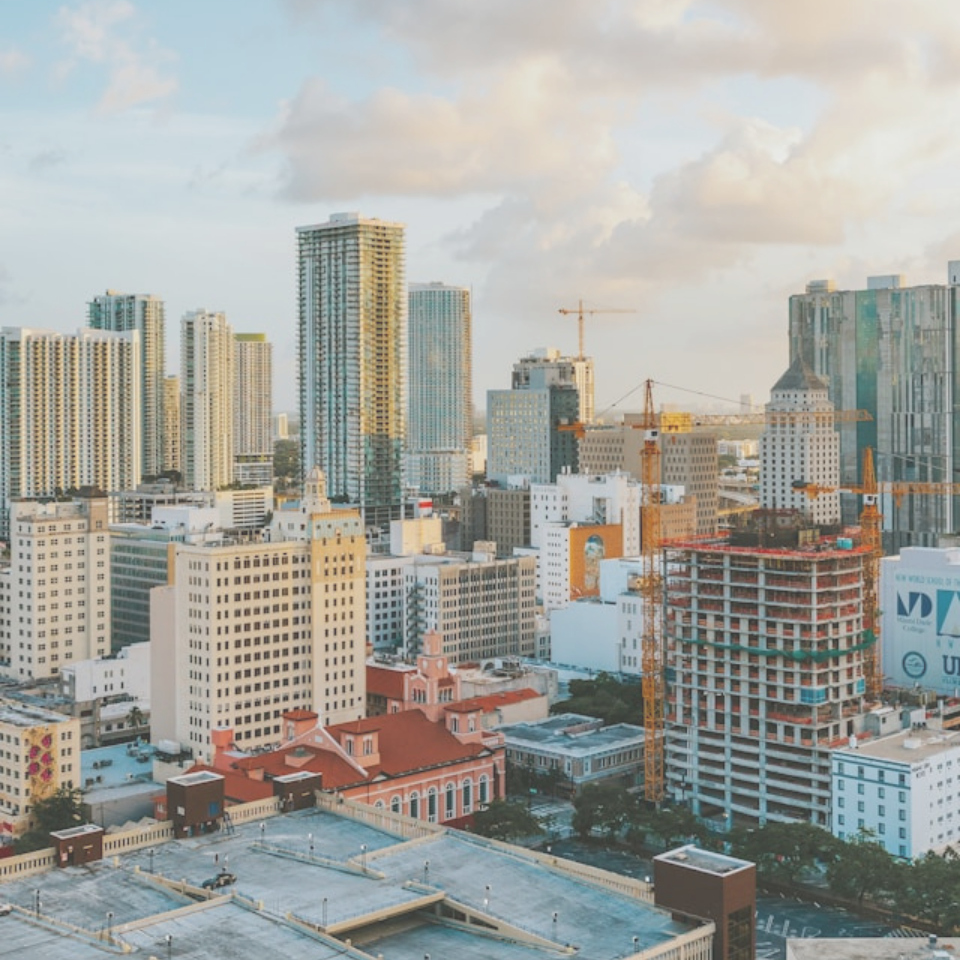 Administrador revisando informe de inspección de moho para edificio multifamiliar en Florida